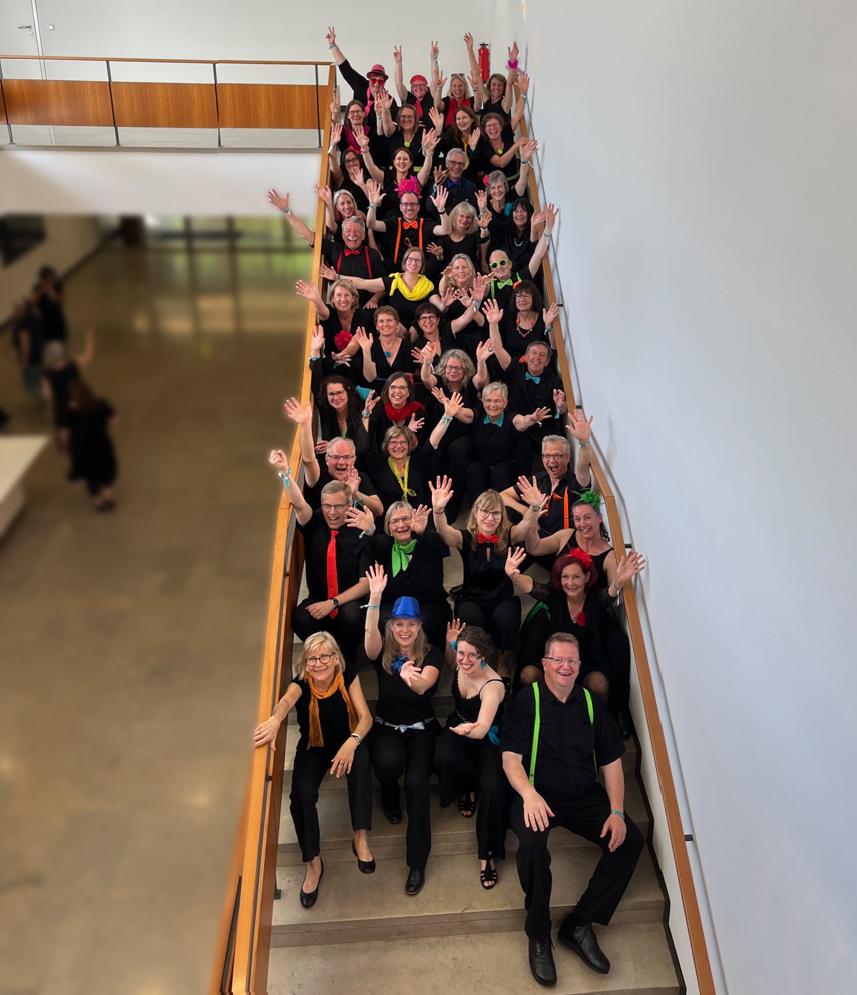 Gute Laune auf der Treppe