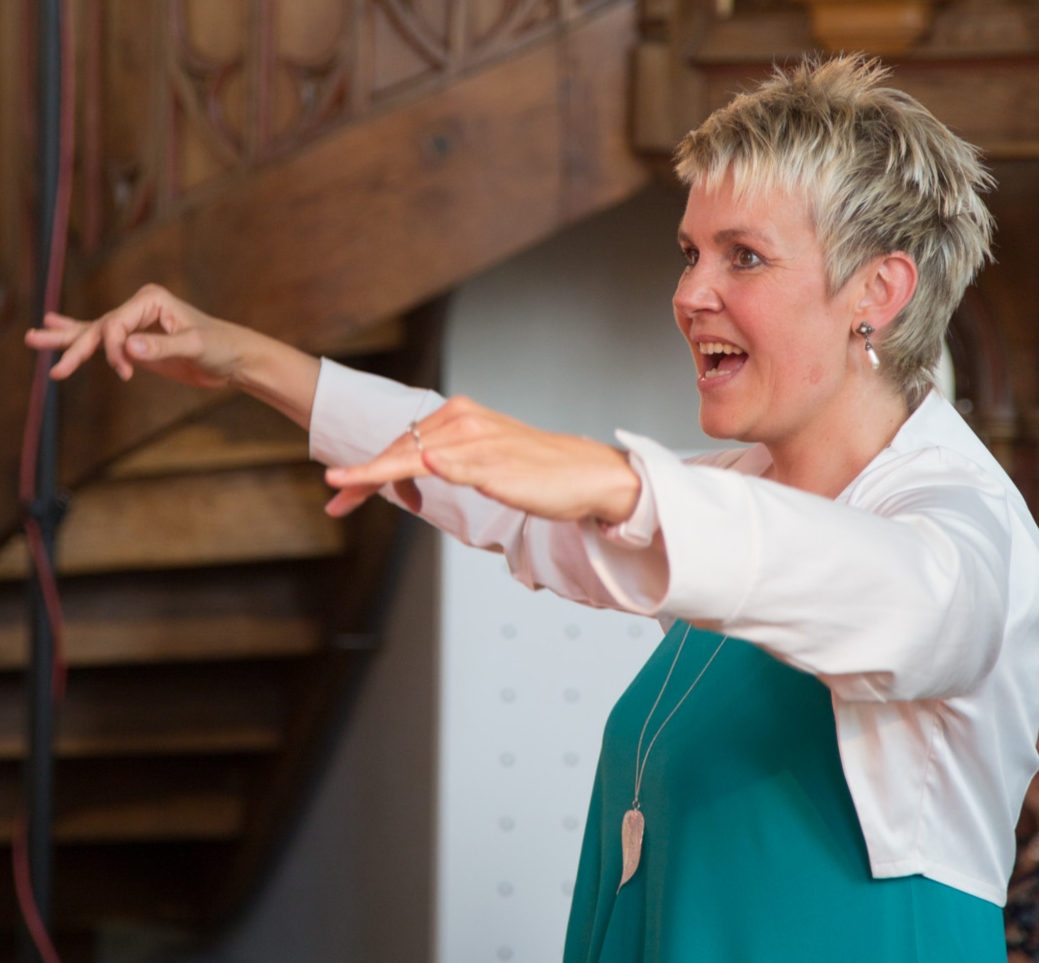 Magda Černá beim Dirigieren Magda Černá beim Dirigieren